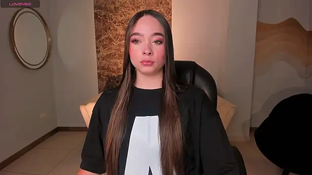 Snapshot of AlinaKravitz chatting on November 2025 11:21:02 AM AlinaKravitz online show from November 2025 11:21:02 AM