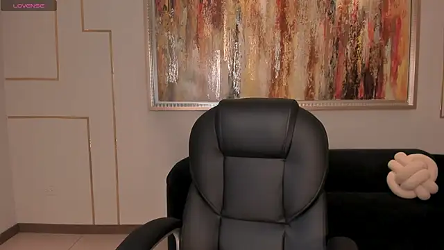 Snapshot of AlinaKravitz chatting on November 2025 12:00:02 PM AlinaKravitz online show from November 2025 12:00:02 PM