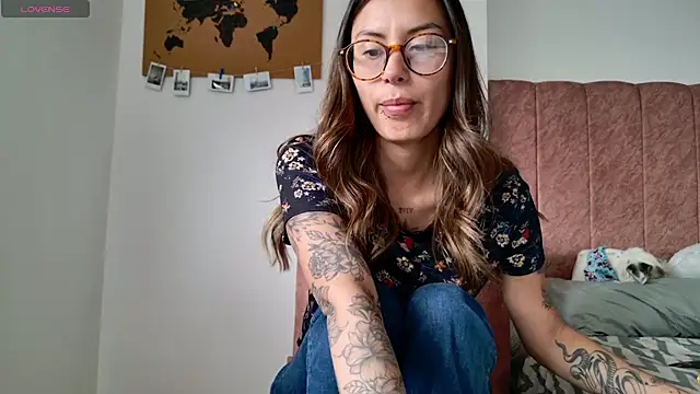 Emmy petit online show from April 2026 06:09:02 PM