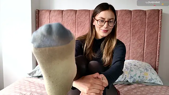 Emmy petit online show from December 2025 06:07:01 PM