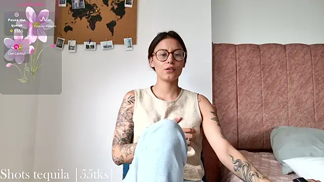 Emmy petit online show from February 2026 07:02:02 PM