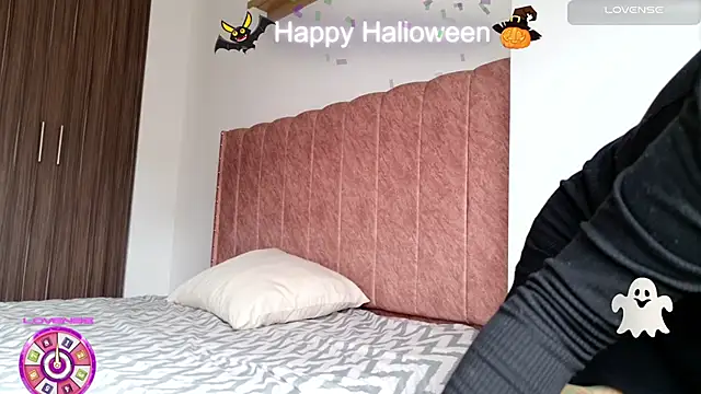 Snapshot of Emmy_petit chatting on October 2025 03:11:01 PM Emmy petit online show from October 2025 03:11:01 PM