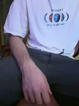 Snapshot of Leo-Cock chatting on December 2024 12:25:01 AM Leo-Cock online show from December 2024 12:25:01 AM