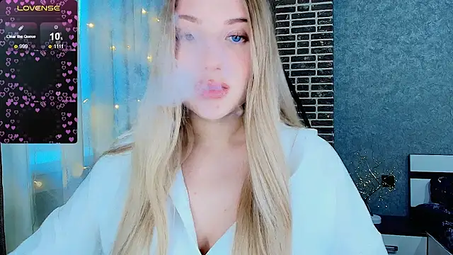 Snapshot of Evacadooo chatting on November 2025 04:46:02 AM Evacadooo online show from November 2025 04:46:02 AM