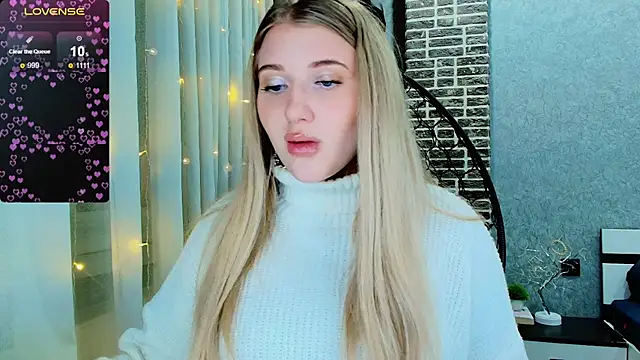 Snapshot of Evacadooo chatting on November 2025 01:28:01 AM Evacadooo online show from November 2025 01:28:01 AM