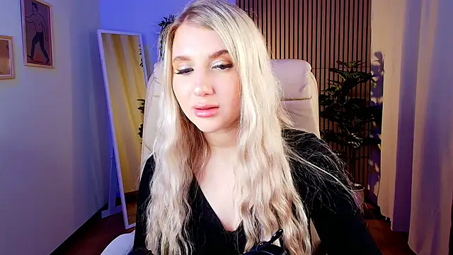 Evacadooo online show from April 2026 03:35:02 AM