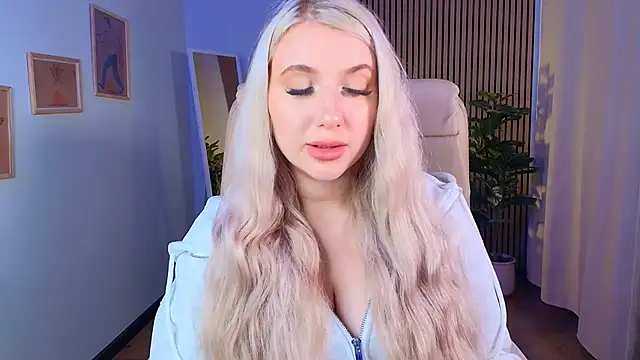 Evacadooo online show from May 2026 02:41:01 AM