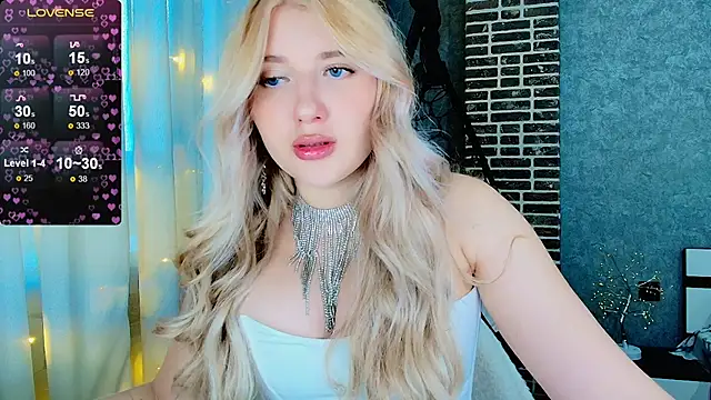 Snapshot of Evacadooo chatting on December 2025 04:22:01 AM Evacadooo online show from December 2025 04:22:01 AM