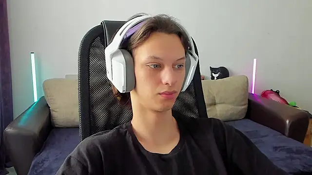 Ostin meow online show from March 2026 05:08:02 AM