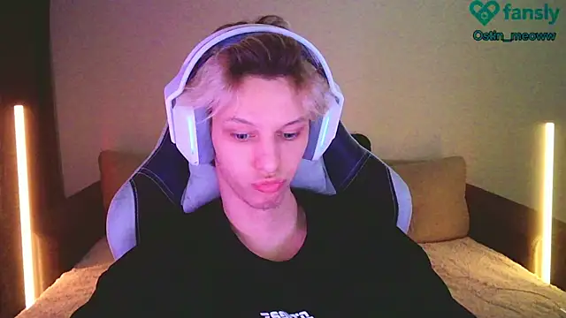 Snapshot of Ostin_meow chatting on February 2025 02:00:02 PM Ostin meow online show from February 2025 02:00:02 PM