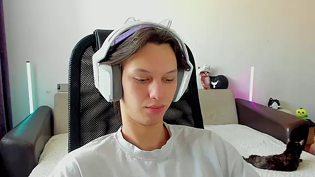 Ostin meow online show from February 2026 04:44:02 AM