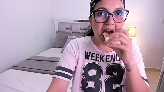 Camilaa bueno online show from April 2026 11:54:02 PM