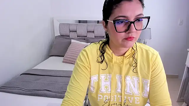 Camilaa bueno online show from May 2026 11:48:01 PM
