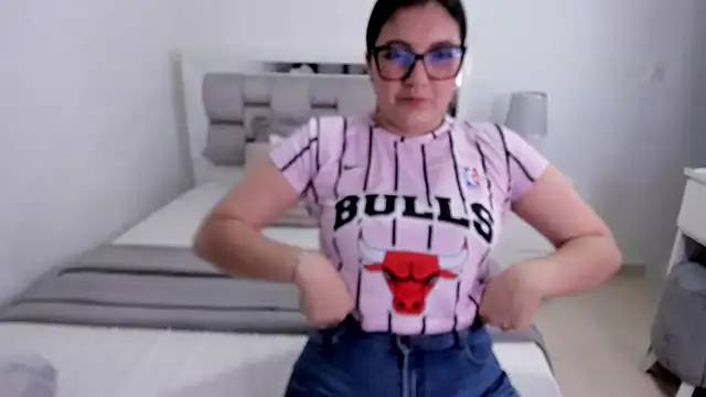 Snapshot of Camilaa_bueno chatting on June 2026 11:24:02 PM Camilaa bueno online show from June 2026 11:24:02 PM