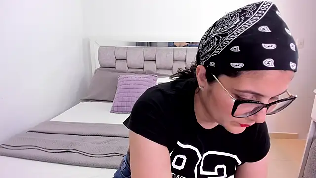Camilaa bueno online show from April 2026 12:01:02 AM