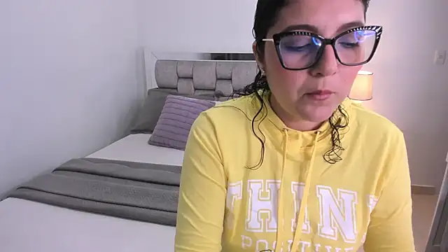 Camilaa bueno online show from April 2026 11:17:02 PM