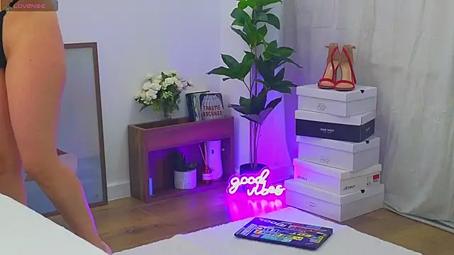 Snapshot of LauraMirage chatting on November 2025 06:57:01 AM LauraMirage online show from November 2025 06:57:01 AM