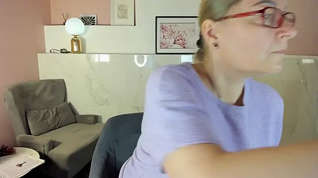 Snapshot of AlexandraKind chatting on September 2025 01:37:02 PM AlexandraKind online show from September 2025 01:37:02 PM