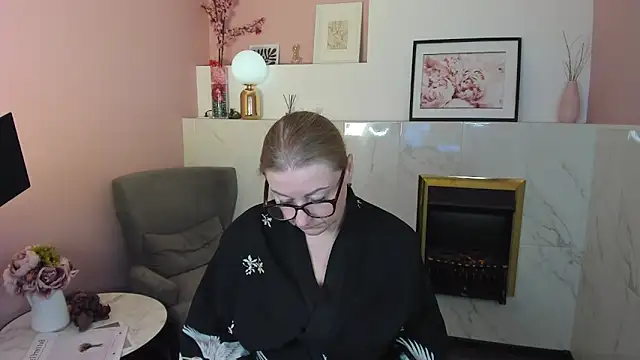 Snapshot of AlexandraKind chatting on March 2025 06:21:02 AM AlexandraKind online show from March 2025 06:21:02 AM