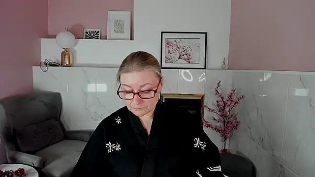 Snapshot of AlexandraKind chatting on October 2025 01:45:01 PM AlexandraKind online show from October 2025 01:45:01 PM