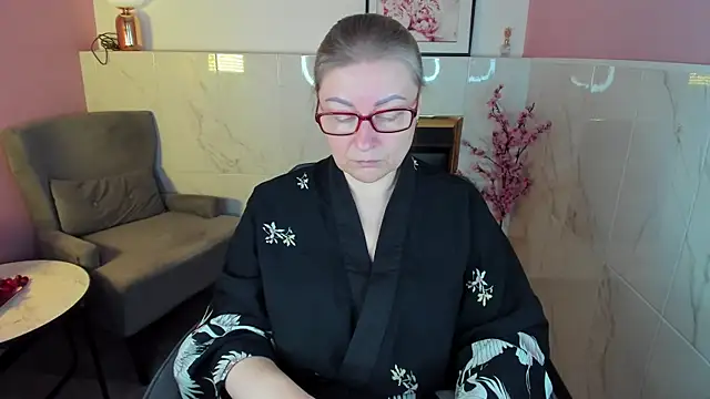 Snapshot of AlexandraKind chatting on November 2025 01:43:02 PM AlexandraKind online show from November 2025 01:43:02 PM