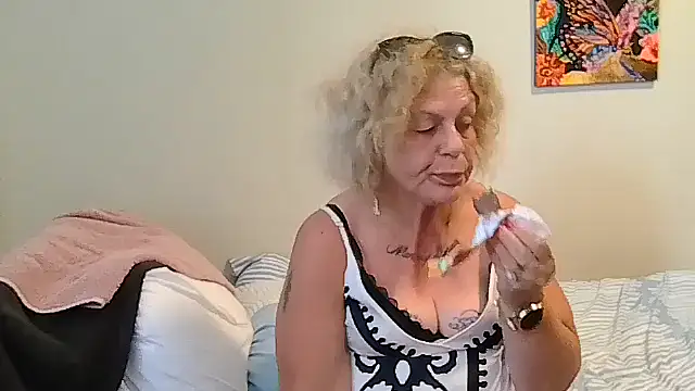 housewife shantie online show from May 2026 02:04:01 PM