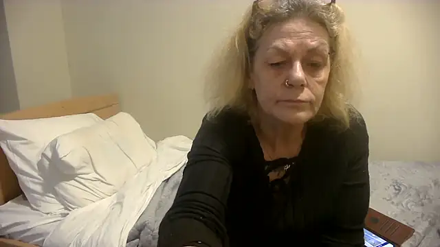 housewife shantie online show from October 2025 08:00:01 AM