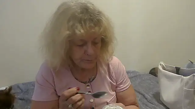 housewife shantie online show from September 2025 12:55:01 PM
