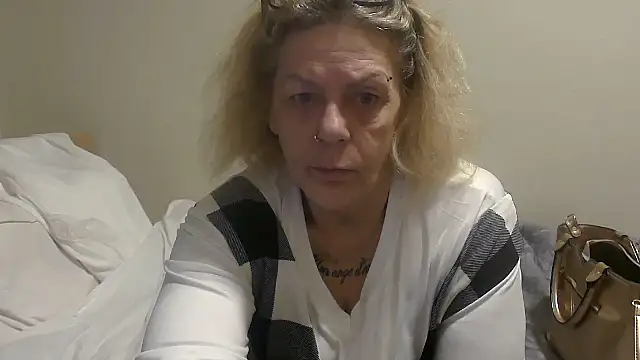 housewife shantie online show from October 2025 06:47:02 AM