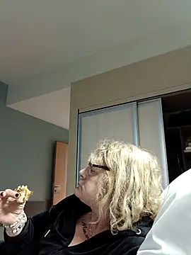 housewife shantie online show from December 2025 02:44:01 PM