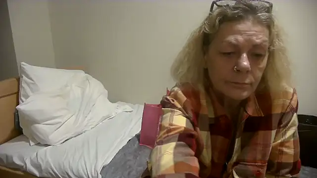 housewife shantie online show from October 2025 08:57:02 AM