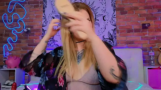 Snapshot of LinaQik chatting on February 2025 08:06:01 PM LinaQik online show from February 2025 08:06:01 PM