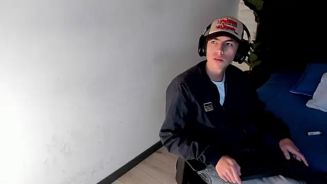 Snapshot of MattiDeLuca chatting on February 2025 11:45:02 AM MattiDeLuca online show from February 2025 11:45:02 AM