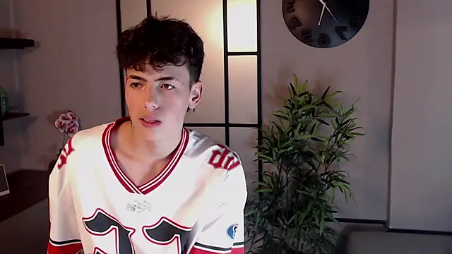 Snapshot of MattiDeLuca chatting on January 2025 06:31:01 PM MattiDeLuca online show from January 2025 06:31:01 PM