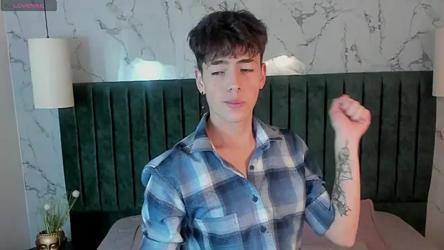 Snapshot of MattiDeLuca chatting on February 2025 11:40:02 AM MattiDeLuca online show from February 2025 11:40:02 AM