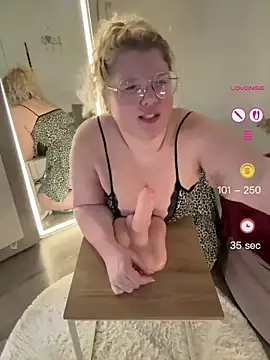 Snapshot of CurvyAnonymousGirl89 chatting on July 2026 06:43:01 AM CurvyAnonymousGirl89 online show from July 2026 06:43:01 AM