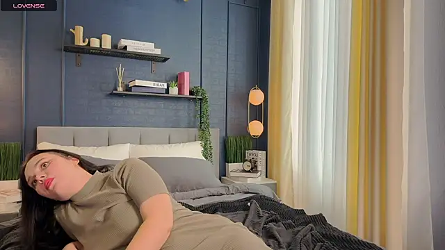 Snapshot of Emma_Rolland chatting on February 2025 02:58:02 AM Emma Rolland online show from February 2025 02:58:02 AM