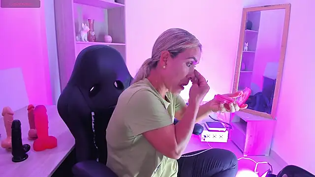 Evangeline johns online show from November 2025 08:01:01 PM