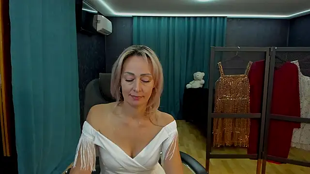 Julia Cherry  online show from October 2025 02:18:01 PM