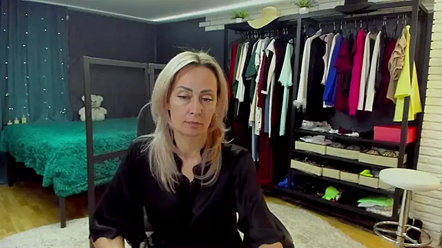 Julia Cherry  online show from January 2026 03:52:01 PM