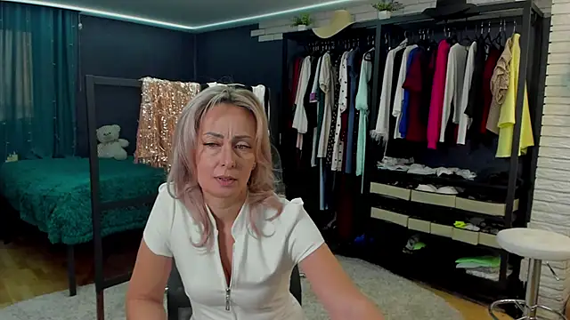 Julia Cherry  online show from January 2026 12:42:02 PM