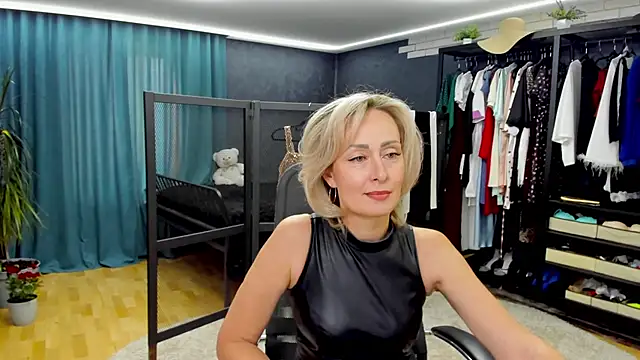 Snapshot of Julia_Cherry_ chatting on May 2026 01:06:01 PM Julia Cherry online show from May 2026 01:06:01 PM