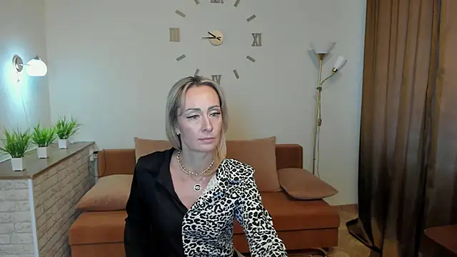 Julia Cherry  online show from January 2025 12:16:01 PM