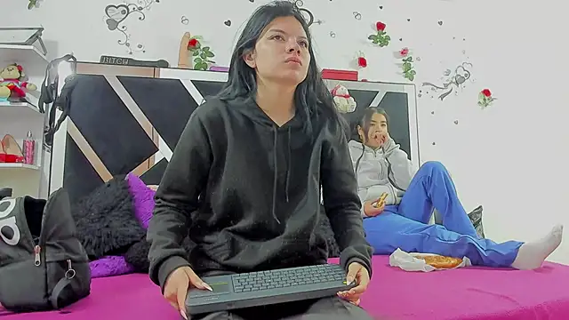 Snapshot of thedream_girls chatting on October 2025 12:13:01 PM thedream girls online show from October 2025 12:13:01 PM