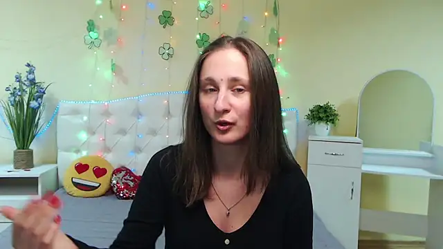 Snapshot of MichelLeee chatting on March 2025 03:24:02 PM MichelLeee online show from March 2025 03:24:02 PM
