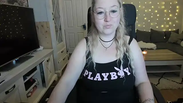 Snapshot of Lillyloo_ chatting on October 2025 03:40:02 AM Lillyloo online show from October 2025 03:40:02 AM