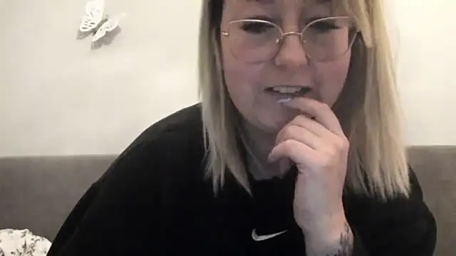 Snapshot of Lillyloo_ chatting on March 2025 08:21:02 PM Lillyloo online show from March 2025 08:21:02 PM