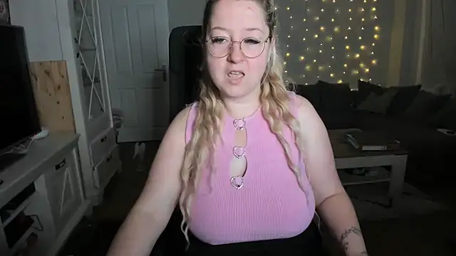 Snapshot of Lillyloo_ chatting on November 2025 06:06:02 AM Lillyloo online show from November 2025 06:06:02 AM