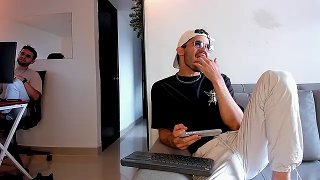 andrewChris  online show from December 2025 06:47:01 PM