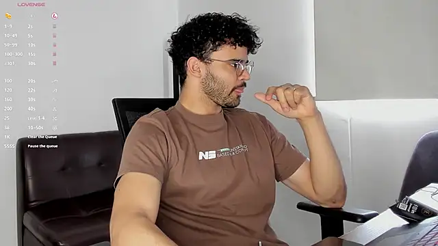 andrewChris  online show from October 2025 06:31:01 PM